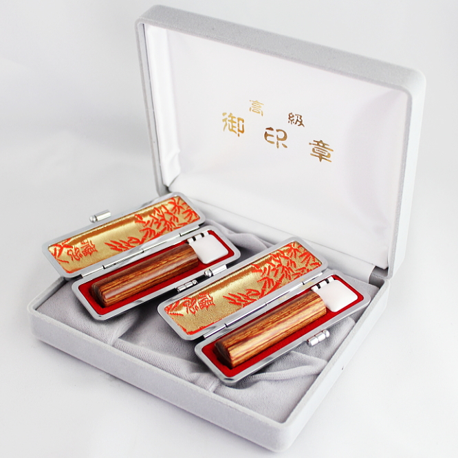 彩樺印鑑 別珍化粧箱/高級もみ革印鑑ケース付です。新素材で通常の木材よりも数倍強く、伸縮及びヒビ割れの少ない新木材で木目も非常に綺麗な実印です。独特の木目と暖色系の色彩が人気です。