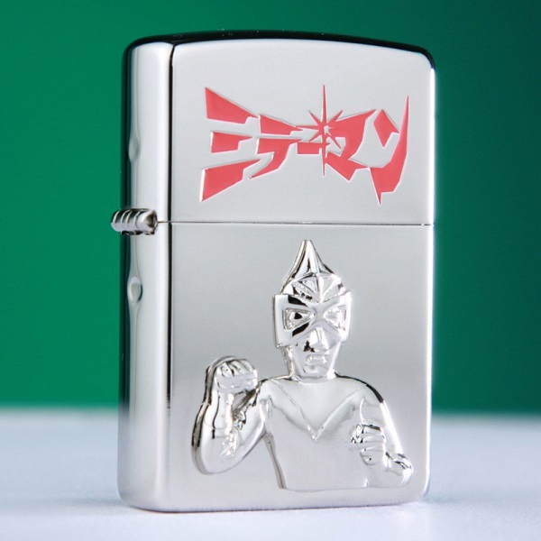 150個限定! 「ミラーマン」放映45周年を記念してZIPPOライターが数量限定で発売! 二次元の父と人間の母との間に生まれた「鏡京太郎」が「ミラー・スパーク」の掛け声とともに鏡の光を利用して「ミラー