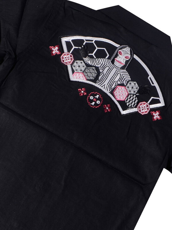 DADA Embroidered Shirtダダ 刺繍 半袖シャツ1966年に放映が開始されて以降、現在に至るまで多くのファンに愛され続けている「ウルトラマン」。ユニークな模様がチャームポイントのダダ
