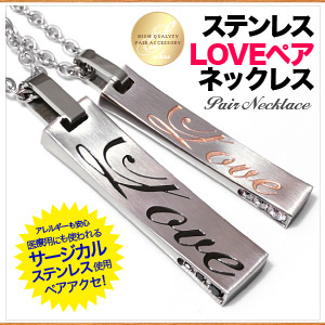 CZダイヤモンド(キュービックジルコニア)を両サイドに3石ずつポイント使いしたステンレスペアペンダントです。フロントは流れるように美しいLoveの文字を女性用はピンクゴールド、男性用はブラックでデザイ