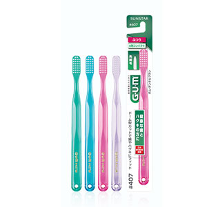【発売元・製造元】 サンスター 【商品詳細】 「GUM デンタルブラシ 4列コンパクトヘッドふつう」は、歯と歯茎の境目に45度に当てやすく、歯茎を痛めずに歯垢を除去できる歯ブラシです。小さなヘッドで口