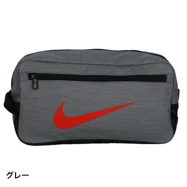 ◇34cm x 15cm x 18cm (11L)。ナイキ ブラジリア シュー バッグは、フットウェアを収納して単独で使用することも、フットウェア専用バッグとして大型バッグに収納することも可能。耐久性