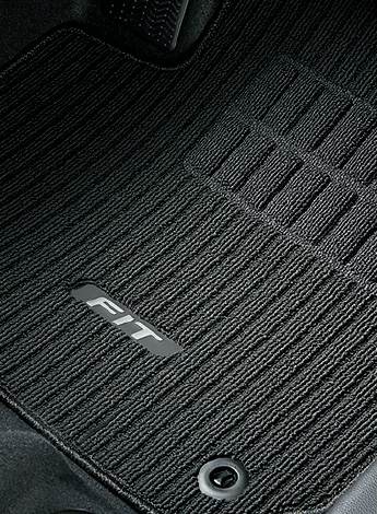 フロアカーペットマットブラック 5MT／6MT車用（消臭・抗菌加工） プレミアムタイプ（フロント／リアセット）毛足が長く、上質な風合い。足元に高級感をもたらすおすすめのアイテム。※ラバーマットとの同時