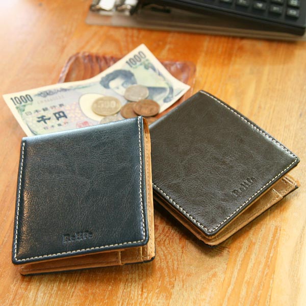 二つ折り財布 牛革 メンズ 男性 オリーブ ネイビー 絶妙なカジュアルカラーの本革二折り財布です。 白いステッチとロゴの型押しが粋なアクセントになっています。 札入れの2室にジャバラ式コイン入れ、カー